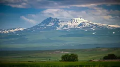 W Armenii jest miejsce, gdzie samochody same wjeżdżają pod górę: naukowcy wciąż się o to spierają